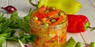 Салат из сладкого перца с цуккини и горошком
