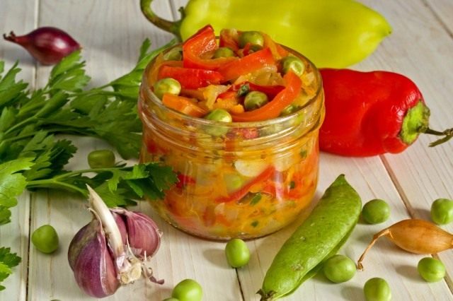 Салат из сладкого перца с цуккини и горошком Салат из сладкого перца с цуккини и горошком