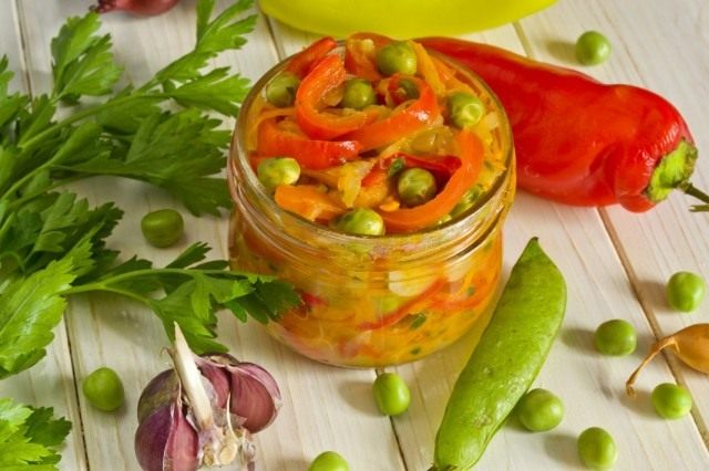 Салат из сладкого перца с цуккини и горошком Салат из сладкого перца с цуккини и горошком