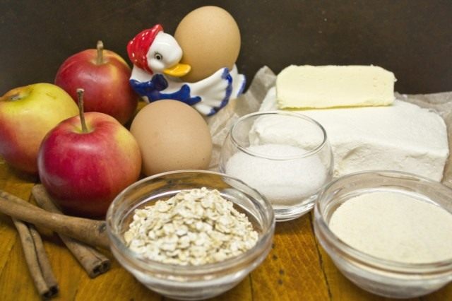 Ингредиенты для творожной запеканки с яблоками и геркулесом Ингредиенты для творожной запеканки с яблоками и геркулесом