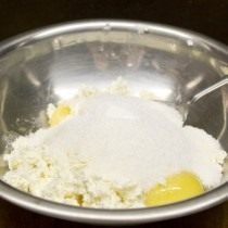 Добавляем в творог ванильный сахар и сахарный песок