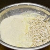 Добавляем манную крупу, геркулес и соду Добавляем манную крупу, геркулес и соду