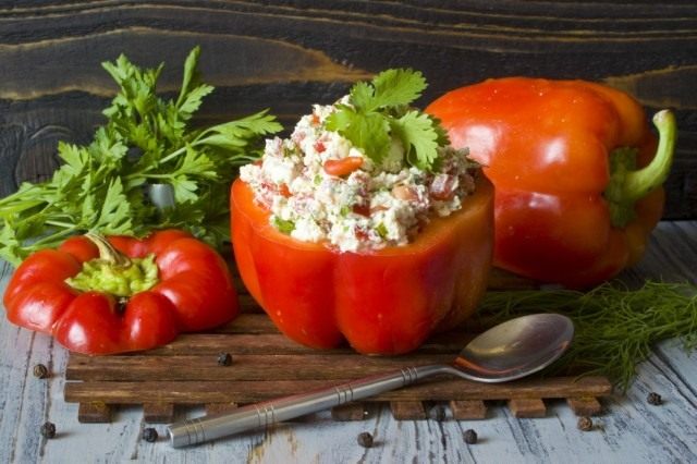 Перец, фаршированный творогом — закуска из перца и творога Перец, фаршированный творогом — закуска из перца и творога