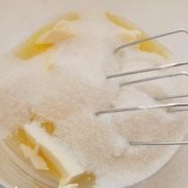 Взбиваем мягкое сливочное масло с сахаром Взбиваем мягкое сливочное масло с сахаром