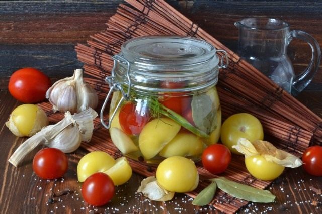 Маринованный физалис с черри и чесноком Маринованный физалис с черри и чесноком