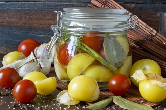 Маринованный физалис с черри и чесноком Маринованный физалис с черри и чесноком