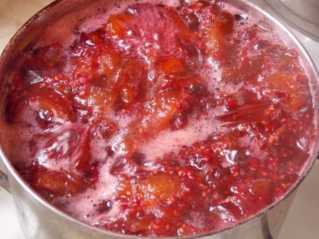 Снимаем пенки со сливово-малинового варенья и разливаем по банкам Снимаем пенки со сливово-малинового варенья и разливаем по банкам
