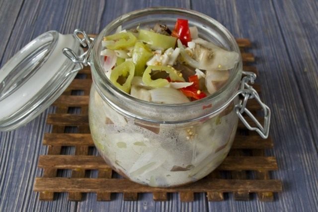 Заполняем подготовленные банки овощами и специями Заполняем подготовленные банки овощами и специями