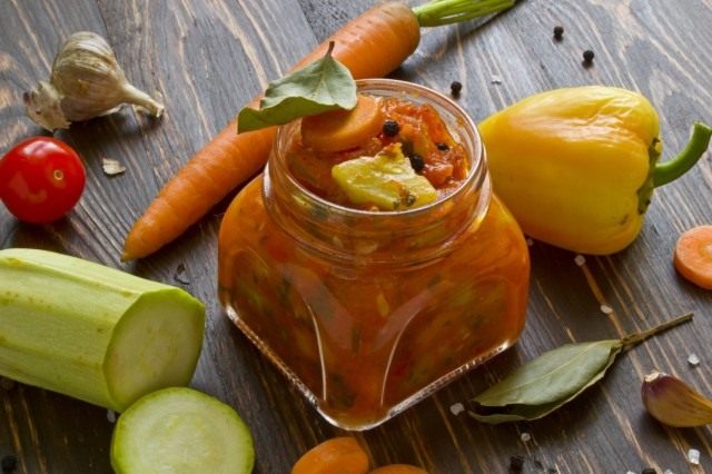 Кабачки с морковью, тушеные в овощном соусе Кабачки с морковью, тушеные в овощном соусе