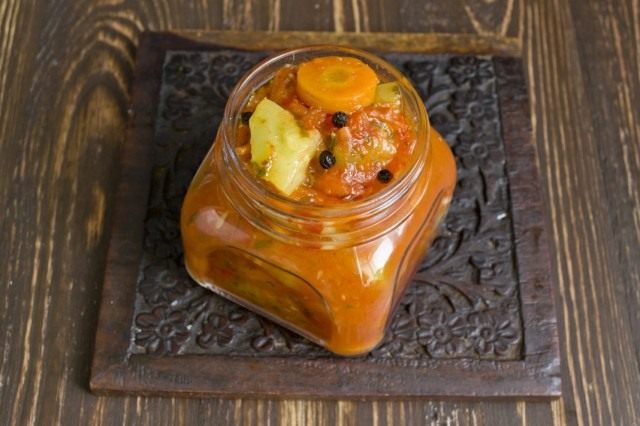 Выкладываем тушеные в овощном соусе кабачки с морковью в банки Выкладываем тушеные в овощном соусе кабачки с морковью в банки