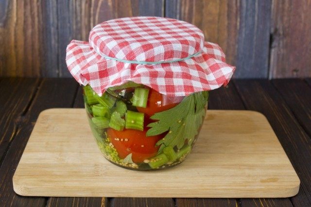 Маринованные помидоры с сельдереем и горчицей Маринованные помидоры с сельдереем и горчицей