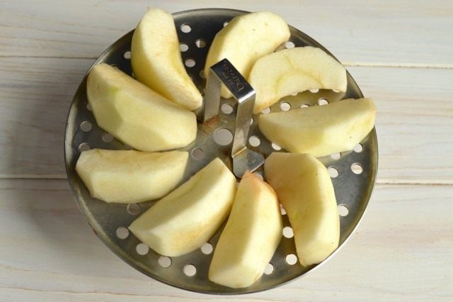 Чистим яблоки, разрезаем на части и ставим распариваться