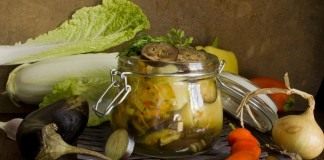 Овощное ассорти из фаршированного перца с баклажанами на зиму