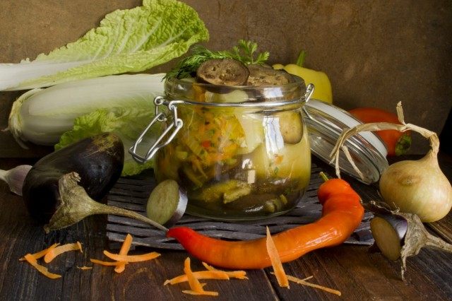 Овощное ассорти из фаршированного перца с баклажанами на зиму Овощное ассорти из фаршированного перца с баклажанами на зиму