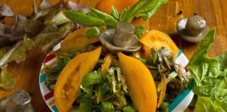 Постный салат с жареными грибами