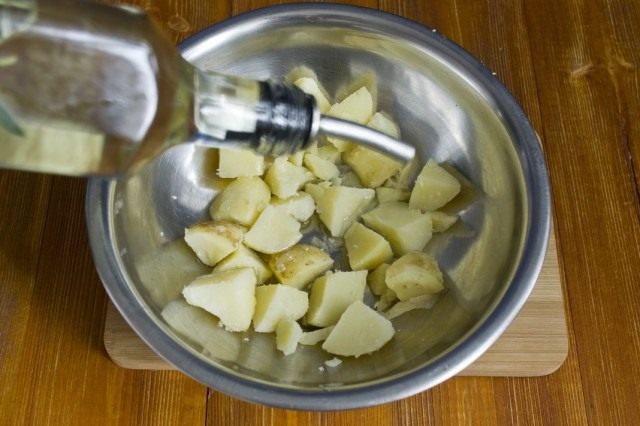 Отваренный картофель смачиваем оливковым маслом Отваренный картофель смачиваем оливковым маслом
