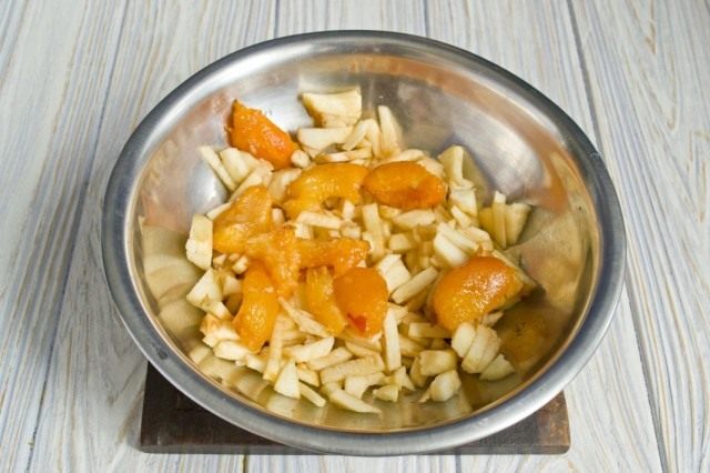 Очищаем и нарезаем яблоки и абрикосы Очищаем и нарезаем яблоки и абрикосы