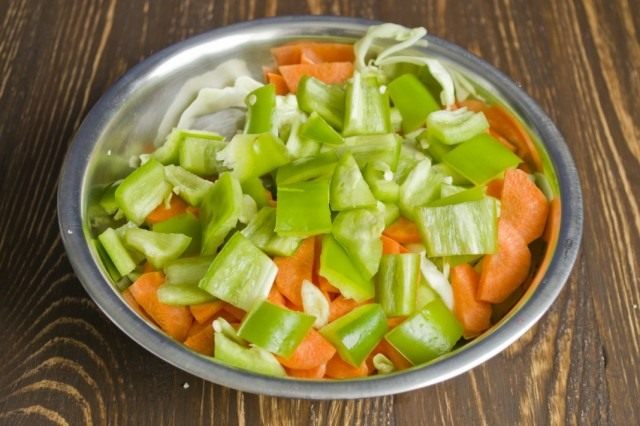 Нарезаем кубиками болгарский перец Нарезаем кубиками болгарский перец