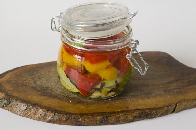 Заливаем банку с овощами рассолом Заливаем банку с овощами рассолом