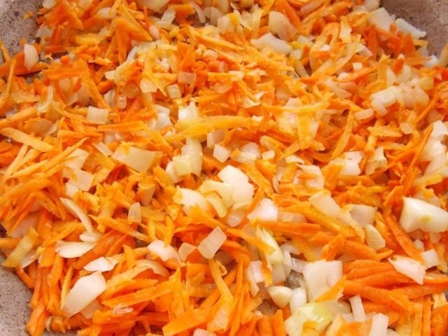 Пассеруем мелко нарезанный лук и натёртую морковь Пассеруем мелко нарезанный лук и натёртую морковь