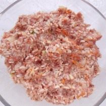 Замешиваем фарш, обжаренные овощи и рис Замешиваем фарш, обжаренные овощи и рис