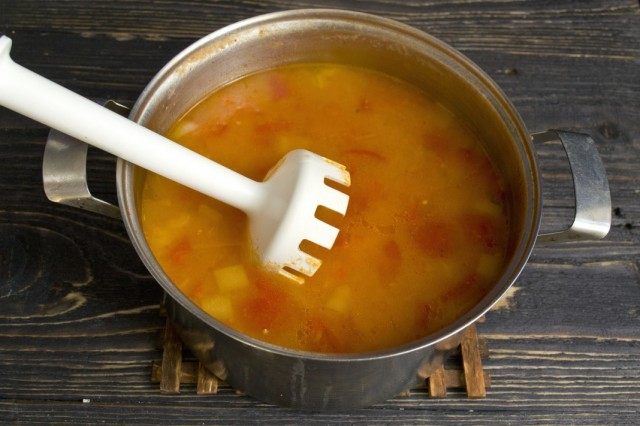 Часть отваренных овощей измельчаем блендером и выкладываем обратно в суп Часть отваренных овощей измельчаем блендером и выкладываем обратно в суп