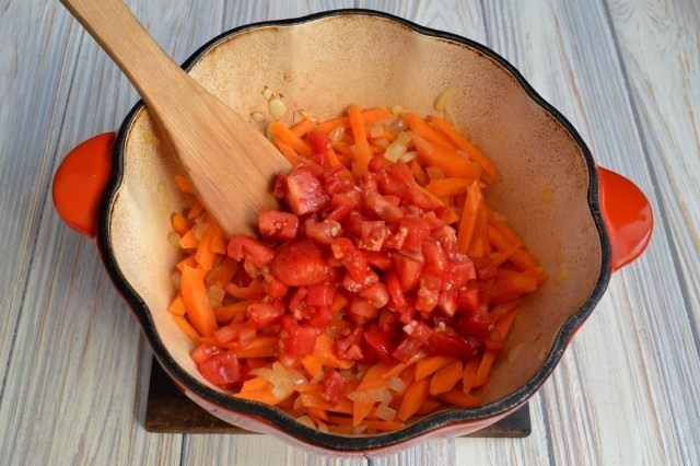 Обжариваем с луком и морковью очищенные помидоры Обжариваем с луком и морковью очищенные помидоры