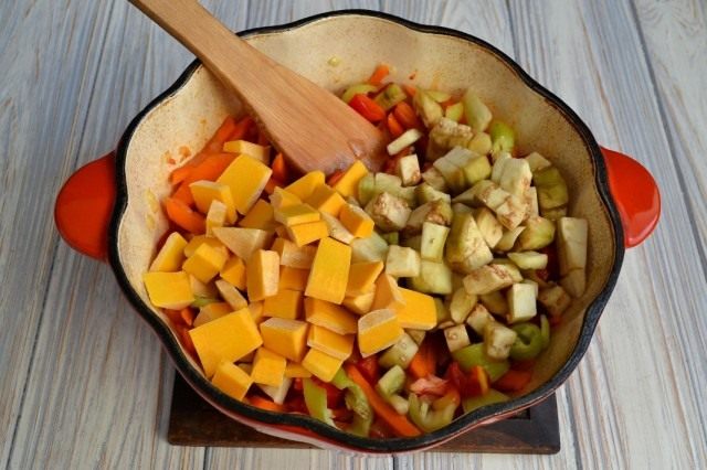 Нарезаем тыкву и баклажан, обжариваем с овощами Нарезаем тыкву и баклажан, обжариваем с овощами