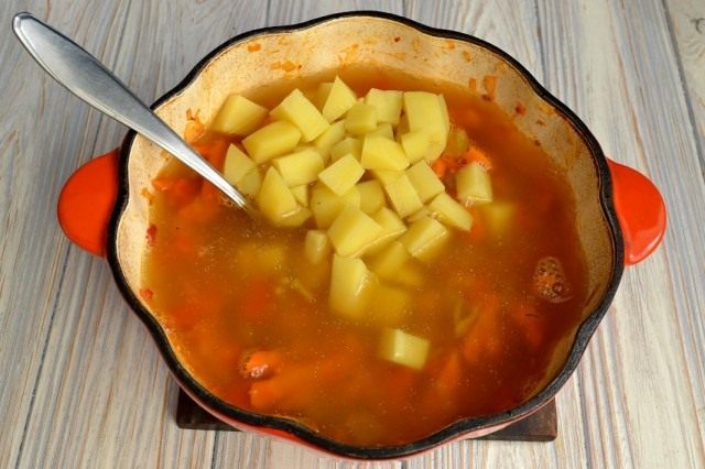 Смешиваем овощи и бульон с картофелем Смешиваем овощи и бульон с картофелем
