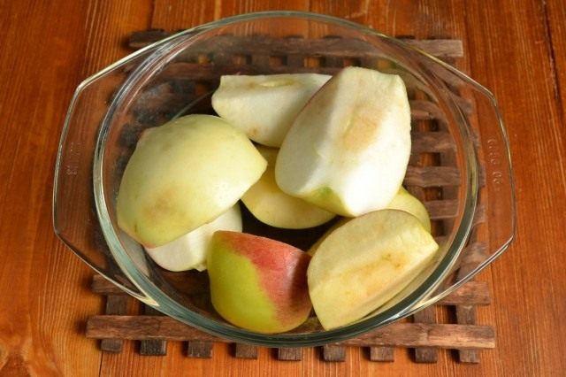 Очищаем яблоки и разрезаем Очищаем яблоки и разрезаем