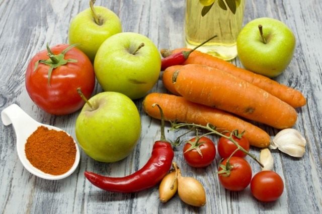 Ингредиенты для приготовления соуса из помидоров с морковью и яблоками на зиму