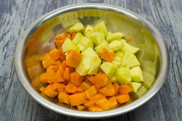 Нарезаем очищенные яблоки и морковь. Ставим отвариваться