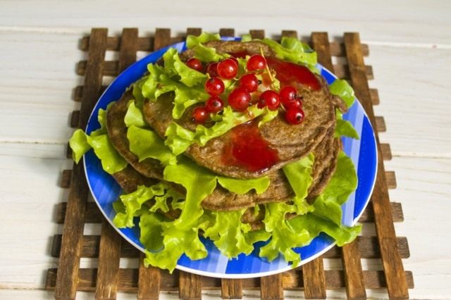 Блины из куриной печени с соусом из красной смородины Блины из куриной печени с соусом из красной смородины