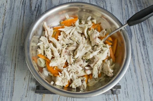 Разбираем отваренное куриное мясо Разбираем отваренное куриное мясо