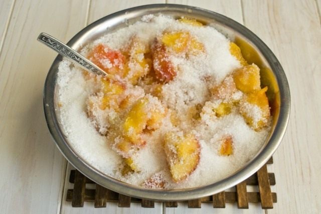 Засыпаем персики и нектарины сахаром. Даем настояться Засыпаем персики и нектарины сахаром. Даем настояться