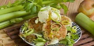 Котлеты из творога с сельдереем и яйцом пашот