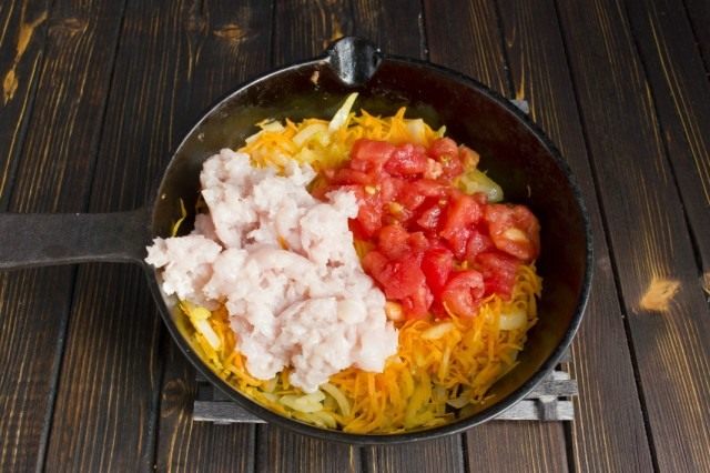 Обжариваем с луком и морковью фарш и помидоры Обжариваем с луком и морковью фарш и помидоры