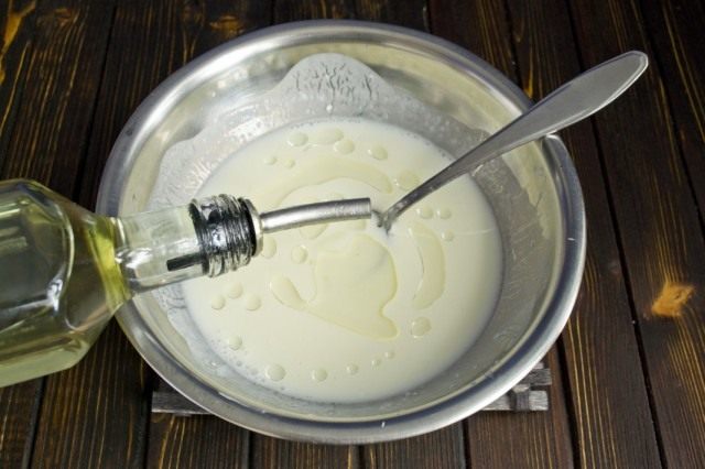 Добавляем растительное масло Добавляем растительное масло