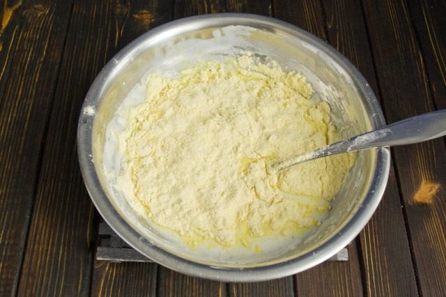 Просеиваем кукурузную муку и соду. Перемешиваем Просеиваем кукурузную муку и соду. Перемешиваем