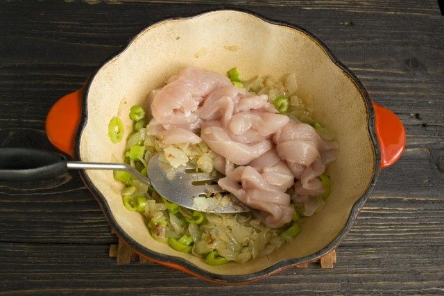 Нарезаем и обжариваем куриное филе Нарезаем и обжариваем куриное филе