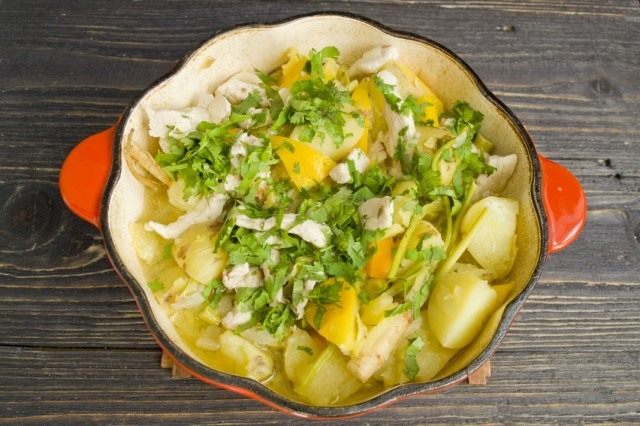 За 5 миут до готовности овощного рагу с курицей и патиссонами добавляем зелень кинзы За 5 миут до готовности овощного рагу с курицей и патиссонами добавляем зелень кинзы