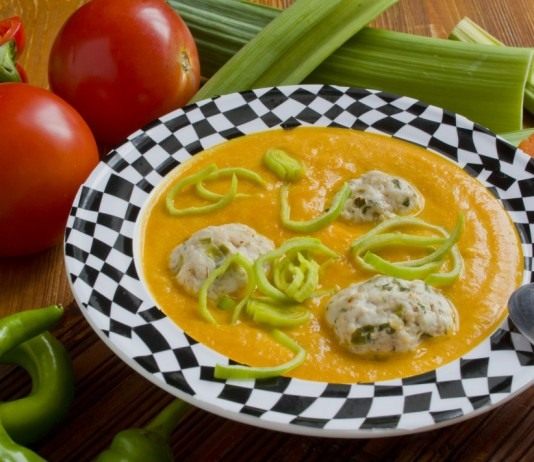 Овощной суп-пюре с фрикадельками из курицы