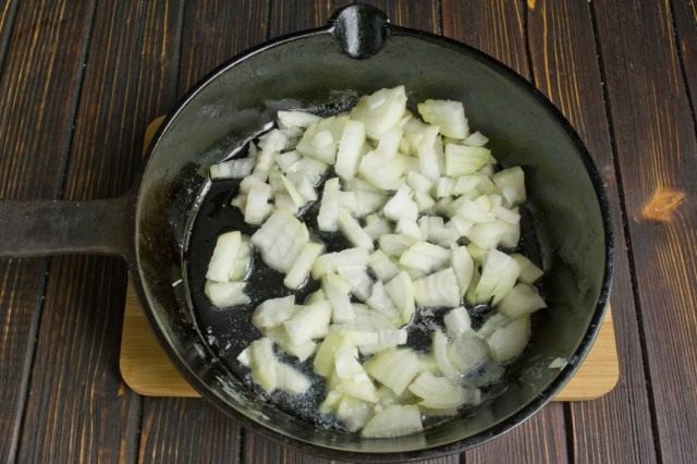 Пассеруем репчатый лук Пассеруем репчатый лук