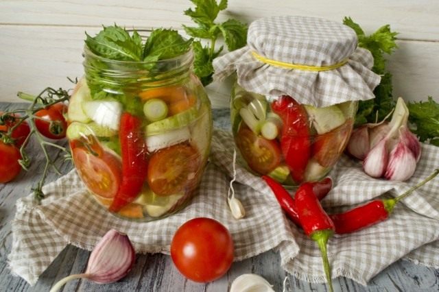 Салат из маринованных овощей с чили и мятой на зиму