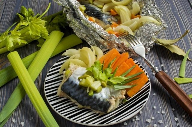 Скумбрия в фольге, приготовленная на пару с овощами Скумбрия в фольге, приготовленная на пару с овощами