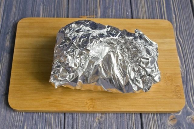 Заворачиваем скумбрию с овощами в фольгу и ставим готовиться Заворачиваем скумбрию с овощами в фольгу и ставим готовиться
