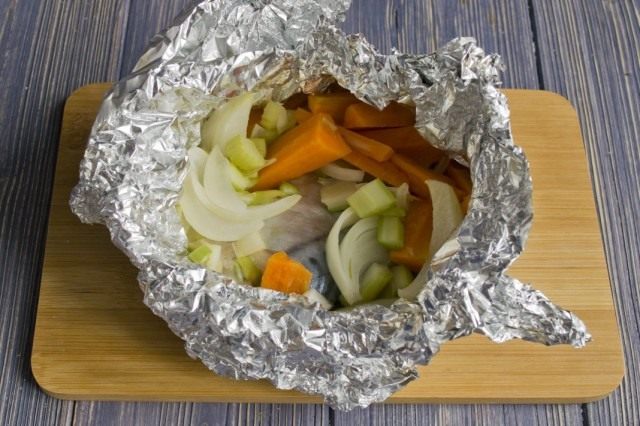 Готовим скумбрию в фольге с овощами на пару Готовим скумбрию в фольге с овощами на пару