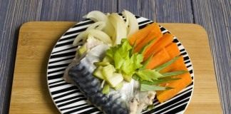 Скумбрия в фольге, приготовленная на пару с овощами