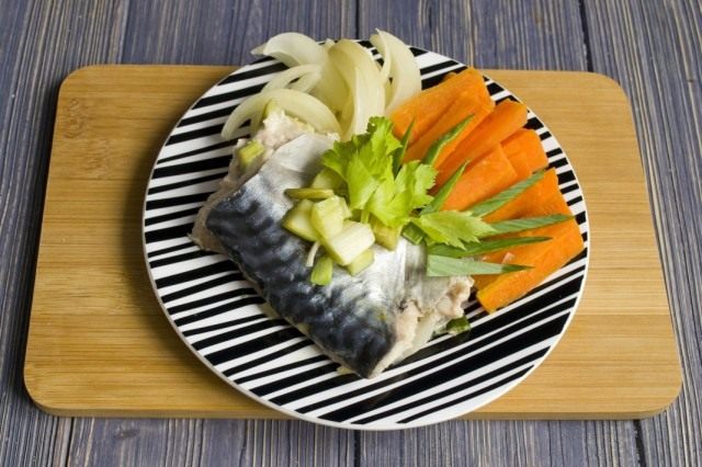 Скумбрия в фольге, приготовленная на пару с овощами Скумбрия в фольге, приготовленная на пару с овощами