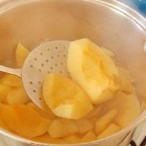 Отваренные дольки айвы выкладываем из сиропа Отваренные дольки айвы выкладываем из сиропа